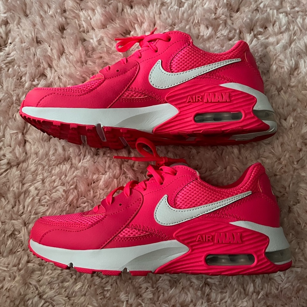 Nike Air Max Excee Sneaker BRIGHT PINK and White 7.5 Like NEW Worn 1x